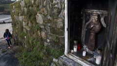 La imagen de San Antonio est� situada en un muro muy cerca de la iglesia pobrense de O Xobre