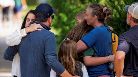 Familiares se reúnen con los niños tras el tiroteo en la iglesia del colegio de Mineápolis.