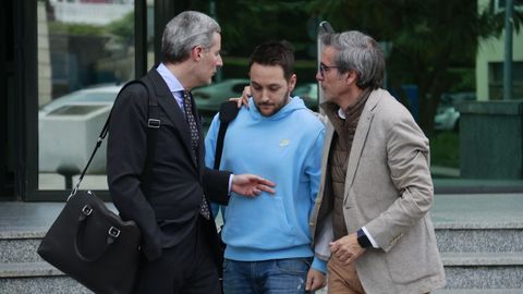 En el centro, Guillermo Rodríguez, el lotero de Lugo. A la izquierda su abogado y a la derecha su tío, Enrique Rozas, concejal del PP