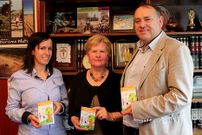 Otilia mostr� su nuevo libro al alcalde y a la concejala Patricia Bello.