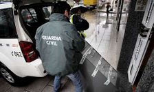 El d�a de la detenci�n del facultativo, los agentes se llevaron material de la consulta. 