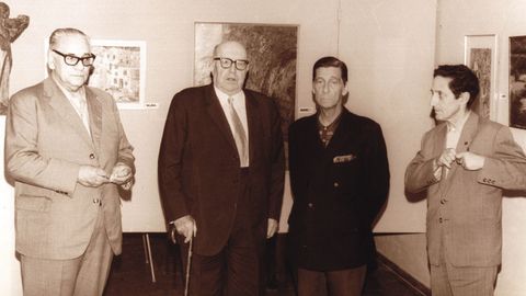 Ramón Otero Pedrayo, segundo por la izquierda, en una visita al Museo Carlos Maside en 1971