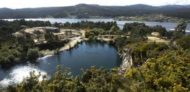 El t�mulo de tierra sobre el que se ha construido el edificio sorprende a quien se acerque al entorno de Pedras Mi�das. 