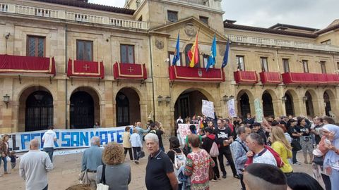 Concentracin frente el Ayuntamiento de Oviedo para pedir la vuelta del antiguo modelo de San Mateo