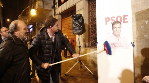 G�mez Besteiro, l�der del PSdeG, empapelando las calles de Ourense. 