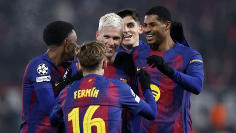 Los jugadores del Bar�a felicitan a Dani Olmo por su gol