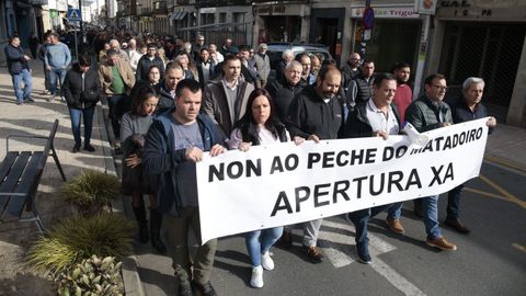 400 personas protestan en Sarria por el cierre del matadero municipal 