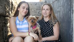Mar�a Jos� y su hija Sabela cuidan con cari�o de L�a esperando que pronto se recupere.