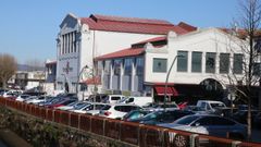 Imaxe de arquivo de coches estacionados a car�n da praza de abastos de Vilagarc�a de Arousa
