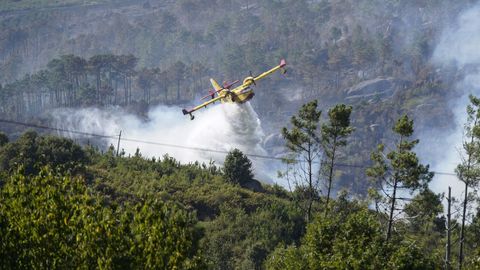 Incendio forestal en Meln, entre las aldeas de Quins y Vilaverde