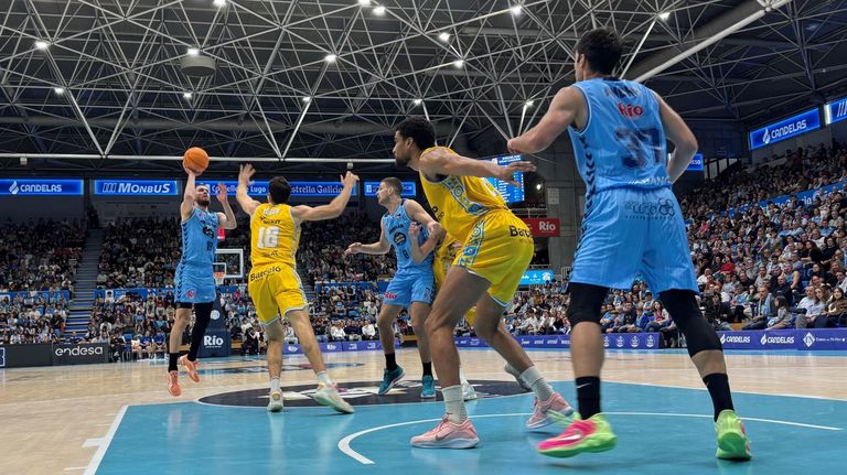 Mavra (al fondo), intentando lanzar un pase a un compaero en el partido de este sbado