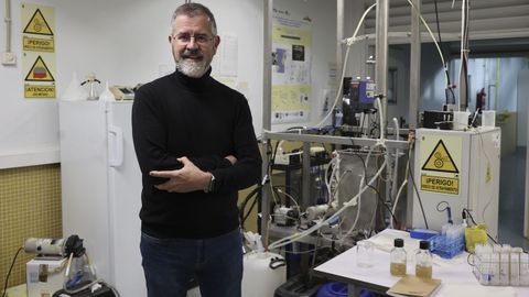 O catedrtico Juan Manuel Garrido Fernndez, no laboratorio da Escola de Enxeera da USC.