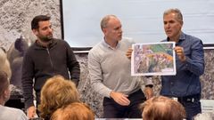 Rafa Domnguez, a la derecha, durante la presentacin del proyecto a los vecinos de Tomeza