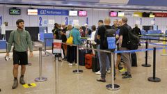 El aeropuerto de Alvedro absorbi� buena parte de la operativa de Lavacolla durante 35 d�as, hasta el pasado jueves, cuando recobr� la normalidad.