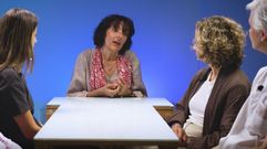 La paciente Rexina Vega (en el centro), delegada en Galicia de la Asociacin de Cncer de Mama Metastsico, conversando con profesionales sanitarios del Chuac