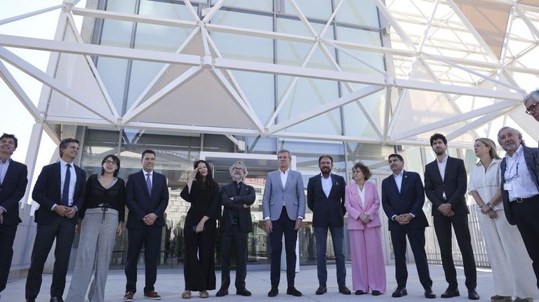 Bandalux inaugura su sede en Santiago