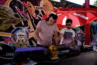 Grafiteros y diy�is unieron esfuerzos durante la tarde para crear ambiente, a la espera de los conciertos de la noche. 