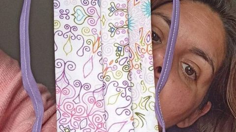 Cristina Fern�ndez, con una de las mascarillas que ha cosido