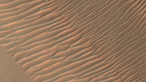 Crestas e�licas transversales en Nirgal Vallis
