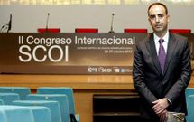 L�pez en el Auditorio, donde expertos y empresas celebran un congreso de implantes.
