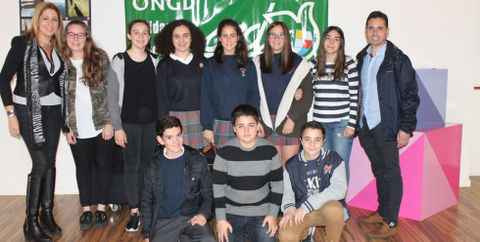 Alumnos de 3� de la ESO de los Maristas inauguraron una exposici�n de fotograf�as con fines ben�ficos en The Style Outlets de Culleredo.