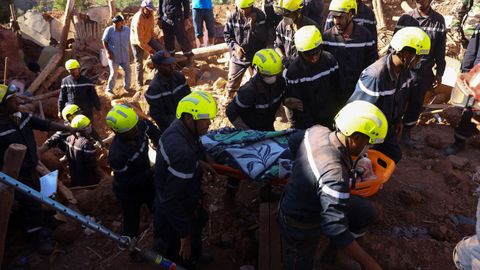 Los equipos recuperan un cuerpo de una casa en la aldea de Quirgane.