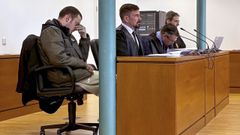 Antonio Mayo (primero por la izquierda), cabizbajo en el inicio del juicio en la Audiencia Provincial de A Coru�a.