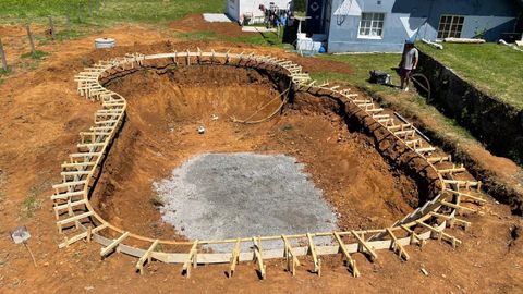 En la vivienda de uso turístico Casa Gipsy se está construyendo una piscina de cemento para la práctica de skate