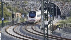 Un tren circula por la línea de alta velocidad Ourense-Santiago, muy cerca de su confluencia con el eje atlántico. Ambos corredores tienen ancho ibérico