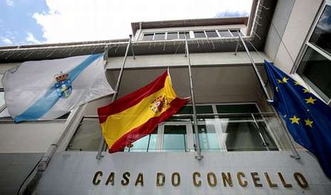 Las banderas ondear�n a media asta en la fachada de la casa consistorial de Carballo durante los siete d�as de luto oficial.