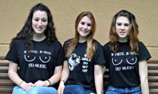 J�venes compa�eros de la estudiante de Nigr�n lucen las camisetas dise�adas por ella.