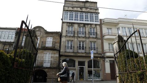 Edificio que se vende en la calle Escultor Ferreiro de Noia