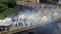 Violentos enfrentamientos entre grupos de la oposici�n venezolana y las fuerzas de seguridad