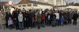 Un grupo de padres se concentr� ante el colegio de A Rabadeira antes de la reuni�n. 