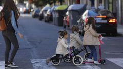 Los ourensanos salieron a aprovechar el buen tiempo en el primer domingo con la ciudad cerrada