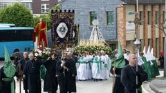 Imagen de una procesi�n en la edici�n del 2025 de la Semana Santa de Burela