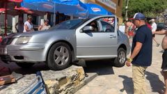 Coche empotrado en la terraza del bar de la playa de Aguilar, en Muros de Nal�n