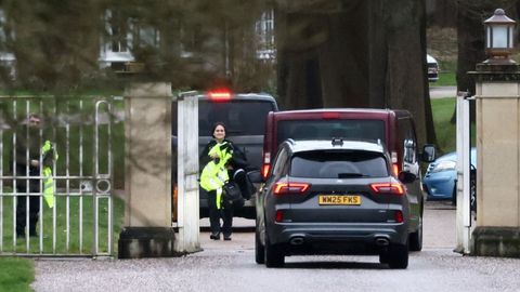 Veh�culos policiales entrando en Royal Lodge este domingo