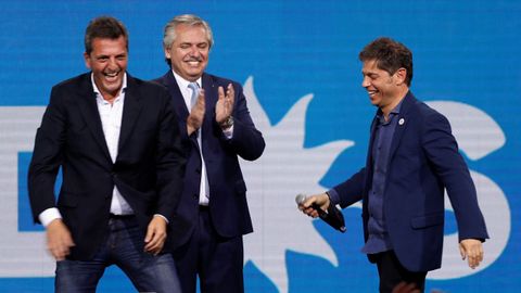 El presidente Alberto Fernndez, con Sergio Massa y Axel Kicillof, en la noche electoral.  