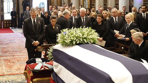 Felipe y Letizia, nada ms llegar a la Catedral, ante el fretro de Constantino.