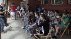 Las clases de instrumento del campamento musical de Agolada comenzaron ayer. 