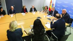 El conselleiro de Sanidade, Antonio Gmez Caamao, reunido con representantes de la Asociacin Espaola contra el Cncer en la sede de la Consellera.