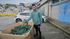 Pescadores recogen sus redes cargadas de toallitas usadas