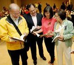 Familiares y amigos de Moralejo recogieron el libro.