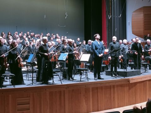 Tras un minuto de silencio por las v�ctimas de los �ltimos accidentes ferroviarios, Carlos Mena dirigi� a la OSG con m�sica de Haendel