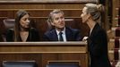 El l�der del PP, Alberto N��ez Feijoo, charlando en el Congreso con la portavoz del grupo, Ester Mu�oz, y la diputada Cayetana �lvarez de Toledo