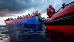 Migrantes a la espera de puerto en el Mediterr�neo central, cerca de Sicilia