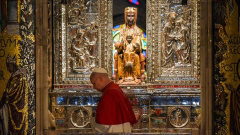 El Papa Le�n XIV saluda a la Virgen de Montserrat, La Moreneta, durante la celebraci�n de la oraci�n del Santo Rosario.