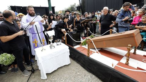 El Enterro da Baixada celebrado en el 2019 para hacer frente de manera humorstica a la prohibicin de la Xunta de la Baixada de Naseiro fue multitudinario