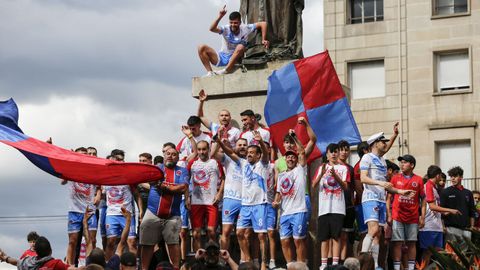 �Celebraste el ascenso de la UD Ourense?.La fiesta comenz� en Meis y se traslad� a la fuente de Concepci�n Arenal